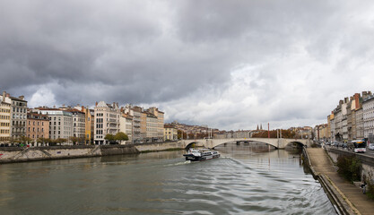 Obraz premium La Saône à Lyon sous une météo nuageuse et pluvieuse 