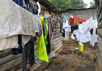 Drying laundry in the narrow streets of Kibera slum in Nairobi, Kenya - obrazy, fototapety, plakaty