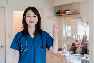 一般家庭の訪問をするドクター