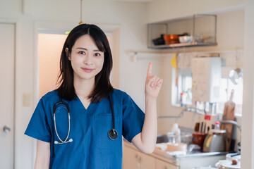 一般家庭の訪問をするドクター