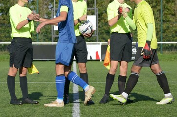 poignées de mains entre les joueurs et les arbitres au football	