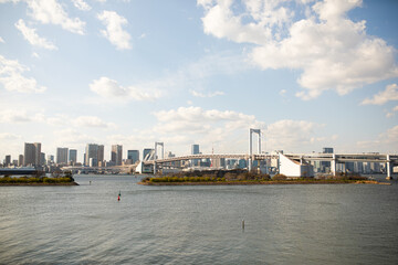 Fototapeta premium Tokyo Bucht in Tokyo am Tag mit Wasser