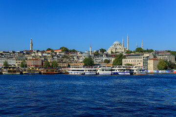 Fototapeta na wymiar スレイマニエ・モスクとベヤズット・タワー　イスタンブール旧市街