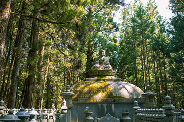 Friedhof Oku-no-in auf Berg Kōya mit Gräbern in Japan am Tag