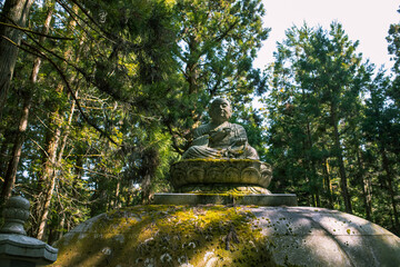 Friedhof Oku-no-in auf Berg Kōya mit Gr&auml;bern in Japan am Tag