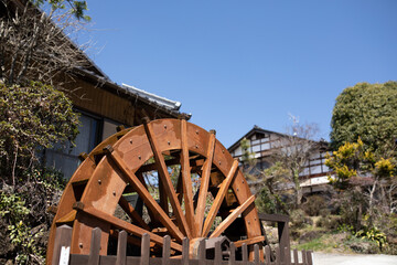 Wasserrad in altem traditionellem japanischem Dorf