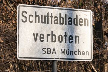 Schild verbietet Schutt abladen in München