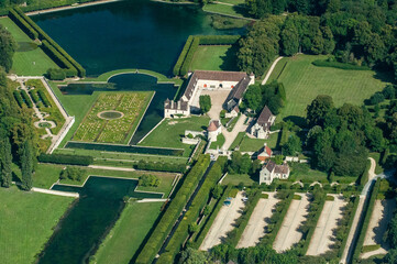Fototapeta na wymiar vue aérienne du château de Villarceaux dans le Val d'Oise en France 