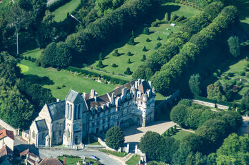 vue aérienne du château d'Ambleville dans le Val d'Oise en France 