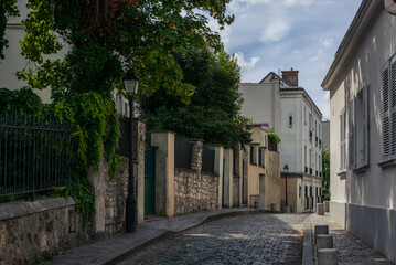 Fototapeta na wymiar Old houses and urban decay in Montmartre, Paris