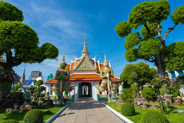 Obraz premium Gates to Ordination Hall with statues of Giants, demon guardians at Wat Arun
