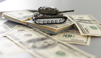 Tank on dollar bills. The concept of war costs, military spending. - obrazy, fototapety, plakaty