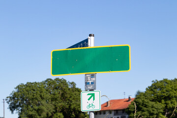 Verkehrszeichen kennzeichnet Weiler oder kleinen Ort