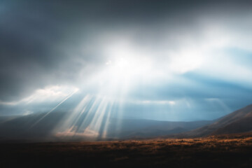雲の隙間から差し込む朝日　Morning sun streaming through cloud gaps