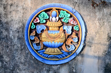 Obraz na płótnie Canvas tibetan coat of arms on the wall