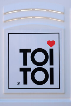 Schrift und Logo Toi Toi, Mobiltoilette
