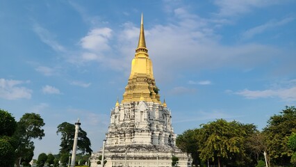 Fototapeta premium 白と金の仏塔