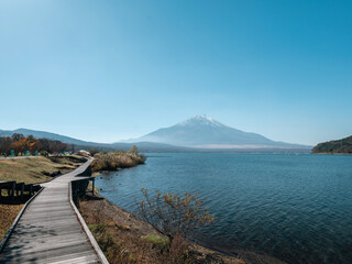 山梨県にある富士五湖の一つ山中湖から眺める富士山
