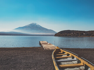 山梨県にある富士五湖の1つ山中湖の湖畔のカヤックボートと富士山
