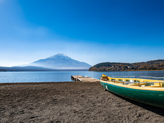 山梨県にある富士五湖の1つ山中湖の湖畔のカヤックボートと富士山