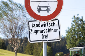 Verkehrszeichen erlaubt Durchfahrt nur für landwirtschaftliche Fahrzeuge