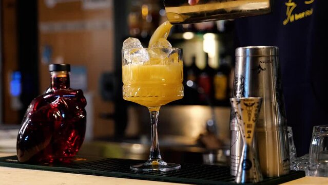 Cocktail alla frutta con ghiaccio