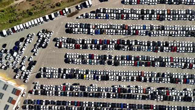 Aparcamiento con miles de coches nuevos, grabado desde dron, 4k 60fps.