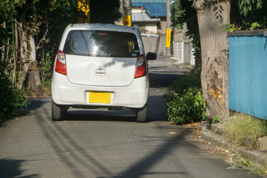 狭い道路　乗用車