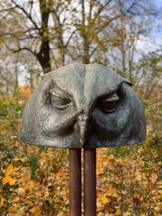 Fototapeta na wymiar metal figure of a bird's head in the park
