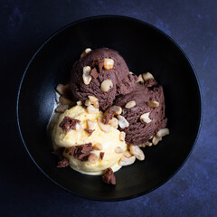 Schokoladen und Mangoeis mit Cashewnüssen 