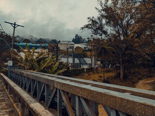 Naklejka premium Paisaje boscoso y urbano neutro