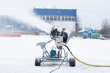 Artificial snow.A cannon for making artificial snow.