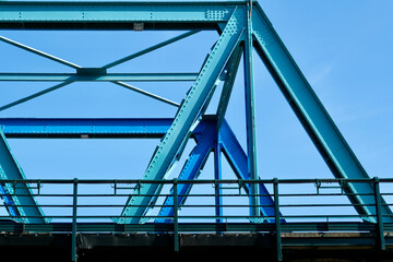 Arcate di un ponte in ferro di colore azzurro