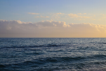 Paisaje de mar cielo y nubes al atardecer