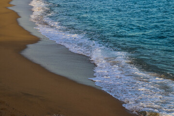 Orilla del mar por la tarde mar azul