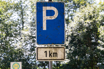 Verkehrszeichen k&uuml;ndigt Parkplatz in 1 km an