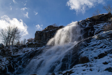 La neve, le cascate ed i larici color oro verso il rifugio Migliorero