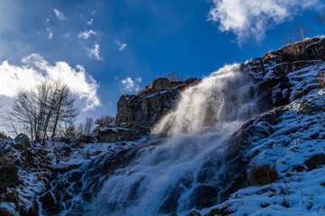 La neve, le cascate ed i larici color oro verso il rifugio Migliorero