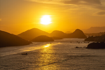 p&ocirc;r do sol na cidade de Vit&oacute;ria, Estado do Espirito Santo, Brasil