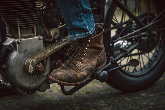 Details eines alten, soliden vintage Motorradschuh aus braunem Leder f&uuml;r Oldtimer Motorrad. Sch&auml;rfe liegt auf den Schn&uuml;rsenkeln des Schuhs