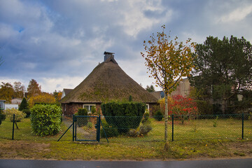 Haus mit Reetdach im Ostseebad Baabe, Ostsee, Insel Rügen, Mecklenburg Vorpommern, Deutschland