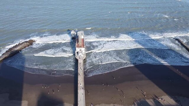 Drone Mar Del plata Puerto con El Oceano Atlantico de fondo y personas en la playa