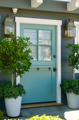 Fototapeta na wymiar old fashioned beach bungalow with pastel turquoise Dutch door