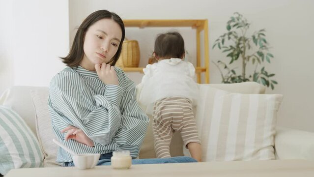 育児に悩むママ（親子・母子・子育て・家族・ファミリー）