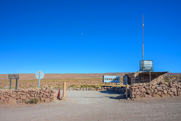 Termas de Puritama no deserto do Atacama, Chile. Águas termais no deserto cercada por montanhas. 