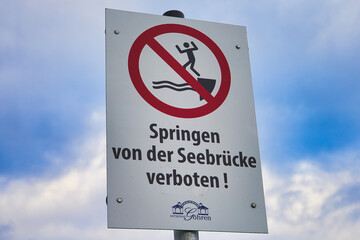 Schild Springen von der Seebrücke verboten, Göhren an der Ostsee, Mecklenburg Vorpommern, Deutschland