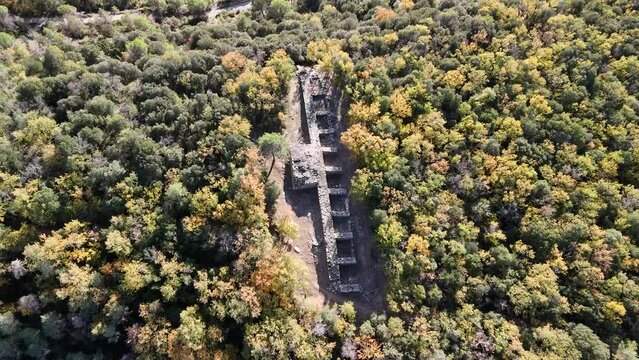 Ruinas Iberas de 2300 años, el Castellet de Folgueroles, Puig-Castellet. Antigua civilización, vista de dron 4k 60fps planos verticales y cinemáticos.