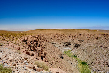 Termas de Puritama no deserto do Atacama, Chile. Águas termais no deserto cercada por montanhas. 