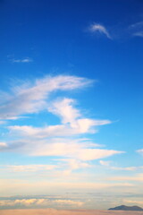 Naklejka premium 青空と雲海に浮かぶ弥彦山