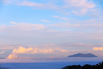 朝日に照らさた雲海に浮かぶ弥彦山